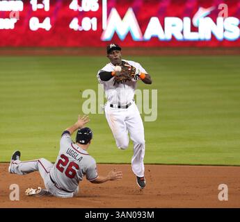 30. April 2014 - Miami, FL, USA - Miami Marlins Shortstop Adeiny Hechavarria, rechts, dreht im zweiten Inning im Marlins Park in Miami am Mittwoch, 30. April 2014 ein Doppelspiel über den zweiten Baseman Dan Uggla von Atlanta Braves. (Bild: © David Santiago/MCT/ZUMAPRESS.com) Stockfoto