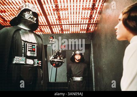 ERSCHEINUNGSDATUM: 25. Mai 1977TITLE: Star Wars: Episode IV - A New Hope STUDIO: Lucasfilm REGISSEUR: George Lucas PLOT: Luke Skywalker schließt sich mit einem Jedi-Ritter, einem übermütigen Piloten, einem wookiee und zwei Droiden zusammen, um das Universum vor der Weltzerstörungsstation des Imperiums zu retten, während sie gleichzeitig versucht, Prinzessin Leia aus dem bösen Darth Vader zu retten ZUMAPRESS.com. Stockfoto