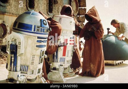 ERSCHEINUNGSDATUM: 25. Mai 1977TITLE: Star Wars: Episode IV - A New Hope STUDIO: Lucasfilm REGISSEUR: George Lucas PLOT: Luke Skywalker schließt sich mit einem Jedi-Ritter, einem übermütigen Piloten, einem wookiee und zwei Droiden zusammen, um das Universum vor der Weltzerstörungsstation des Imperiums zu retten und gleichzeitig versucht Prinzessin Leia aus dem bösen Darth Vader zu retten BILD: Jawas Sell R2-D2 (Credit: © Lucasfilm/ZUMAPRESS.com) Stockfoto