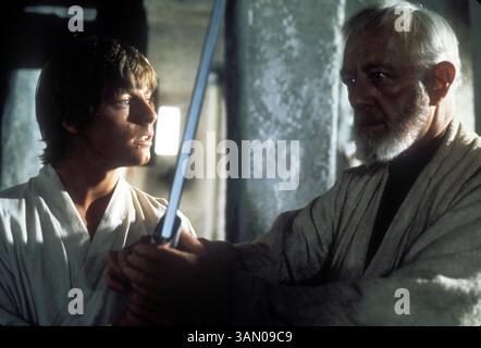 ERSCHEINUNGSDATUM: 25. Mai 1977TITLE: Star Wars: Episode IV - A New Hope STUDIO: Lucasfilm REGISSEUR: George Lucas HANDLUNG: Luke Skywalker schließt sich mit einem Jedi-Ritter, einem übermütigen Piloten, einem wookiee und zwei Droiden zusammen, um das Universum vor der Weltzerstörung des Imperiums zu retten, während sie gleichzeitig versucht, Prinzessin Leia aus dem bösen Darth Vader zu retten. BILD: MARK HAMILL als Luke Skywalker Ben, ALEC GUOBI Film: LUC GUOBI Obasi (LUCAS ZUMAPRESS.com) Stockfoto