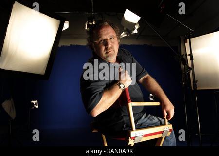 15. April 2005 - Dallas, TX, USA - KEINE MAGIE, KEINE VERKÄUFE --KRT US NEWS STORY SLUGGED: TV-CHEATERS KRT FOTO VON MICHAEL MULVEY/DALLAS MORNING NEWS (13. Juli) Bobby Goldstein, Produzent der TV-Show Cheaters, in seinem Dallas, Texas, Studio. (Mvw) 2005 (Bild: © Michael Mulvey/MCT/ZUMAPRESS.com) Stockfoto