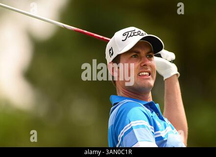 1. Mai 2014 – Charlotte, NC, USA – Webb Simpson beobachtet seine Fahrt vom 4. Abschlag während der Wells Fargo Championship Pro-am im Quail Hollow Club in Charlotte, N.C., Donnerstag, 1. Mai 2014. (Kreditbild: © Todd Sumlin/MCT/ZUMAPRESS.com) Stockfoto
