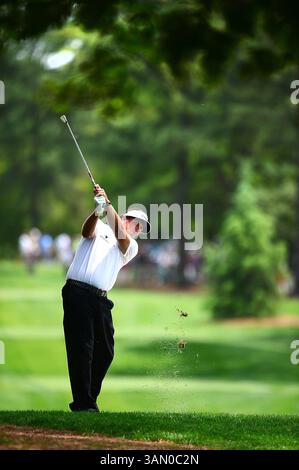 Mai 2014 – Charlotte, NC, USA – Phil Mickelson trifft vom 4. Fairway während der Wells Fargo Championship Pro-am im Quail Hollow Club in Charlotte, N.C., Donnerstag, 1. Mai 2014. (Kreditbild: © Todd Sumlin/MCT/ZUMAPRESS.com) Stockfoto