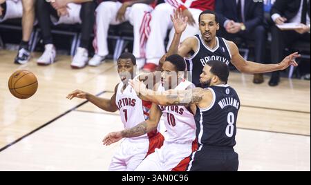 Mai 2014 – Toronto, ON, Kanada – Toronto Raptors Kyle Lowry (links), DeMar DeRozan und Brooklyn Nets Deron Williams während der 1. Halbzeit der NBA Playoffs im Air Canada Centre in Toronto, ONT. Am Donnerstag, 1. Mai 2014. Ernest Doroszuk/Toronto Sun/QMI Agency (Kreditbild: © Ernest Doroszuk/QMI Agency/ZUMAPRESS.com) Stockfoto