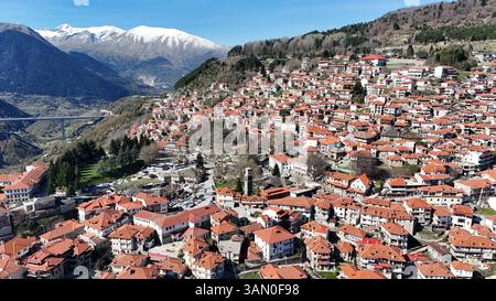 Blick auf die Stadt Metsovo, Epirus, Griechenland Stockfoto