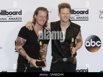 Mai 2014 - Las Vegas, Nevada, USA S - die Musiker Tyler Hubbard (L) und Brian Kelley von Florida Georgia Line, Gewinner des Top Country Song für 'Cruise' im Presseraum der Billboard Music Awards 2014 in der MGM Grand Garden Arena am Sonntag, den 18. Mai 2014 in Las Vegas, Nevada. (Bild: © Prensa Internacional/ZUMAPRESS.com) Stockfoto