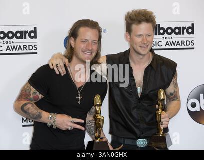 Mai 2014 - Las Vegas, Nevada, USA S - die Musiker Tyler Hubbard (L) und Brian Kelley von Florida Georgia Line, Gewinner des Top Country Song für 'Cruise' im Presseraum der Billboard Music Awards 2014 in der MGM Grand Garden Arena am Sonntag, den 18. Mai 2014 in Las Vegas, Nevada. (Bild: © Prensa Internacional/ZUMAPRESS.com) Stockfoto