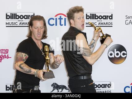 Mai 2014 - Las Vegas, Nevada, USA S - die Musiker Tyler Hubbard (L) und Brian Kelley von Florida Georgia Line, Gewinner des Top Country Song für 'Cruise' im Presseraum der Billboard Music Awards 2014 in der MGM Grand Garden Arena am Sonntag, den 18. Mai 2014 in Las Vegas, Nevada. (Bild: © Prensa Internacional/ZUMAPRESS.com) Stockfoto