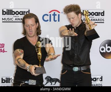 Mai 2014 - Las Vegas, Nevada, USA S - die Musiker Tyler Hubbard (L) und Brian Kelley von Florida Georgia Line, Gewinner des Top Country Song für 'Cruise' im Presseraum der Billboard Music Awards 2014 in der MGM Grand Garden Arena am Sonntag, den 18. Mai 2014 in Las Vegas, Nevada. (Bild: © Prensa Internacional/ZUMAPRESS.com) Stockfoto