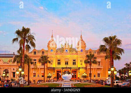 Panoramablick auf das Casino Monte Carlo bei Nacht, Monaco Stockfoto