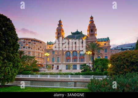 Panoramablick auf das Casino Monte Carlo bei Nacht, Monaco Stockfoto