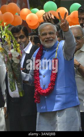 NEW DELHI, INDIEN â€“ 17. MAI: Narendra Modi winkt den Anhängern bei seiner Ankunft im BJP-Hauptquartier in Neu-Delhi am Samstag ein Siegeszeichen. (Foto: Pankaj Nangia/India Today Group) *** Lokale Bildunterschrift *** Narendra Modi (Kreditbild: © India Today/ZUMAPRESS.com) Stockfoto