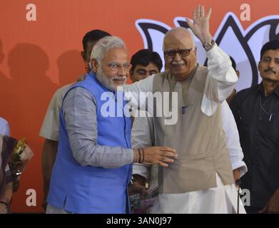 NEW DELHI, INDIEN â€“ 17. MAI: Narendra Modi mit LK Advani während einer Veranstaltung im BJP-Hauptquartier in Neu-Delhi am Samstag. (Foto: Pankaj Nangia/India Today Group) *** Lokale Bildunterschrift *** Narendra Modi;LK Advani (Kreditbild: © India Today/ZUMAPRESS.com) Stockfoto