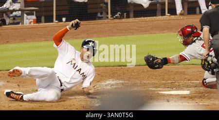 20. Mai 2014 - Miami, FL, USA - Miami Marlins' Giancarlo Stanton ist im dritten Inning im Marlins Stadium am Dienstag, den 20. Mai 2014, in Miami sicher. (Kreditbild: © Hector Gabino/MCT/ZUMAPRESS.com) Stockfoto