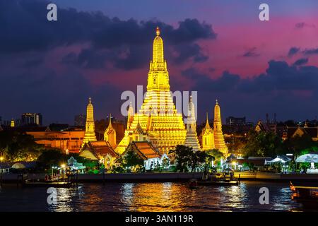 Wat Arun Tempel beleuchtet bei Sonnenuntergang in Bangkok, Thailand. Wunderschönes Wat Arun Ratchawararam Ratchawaramahawihan (Tempel der Dämmerung) bei Sonnenuntergang in Bangkok Stockfoto