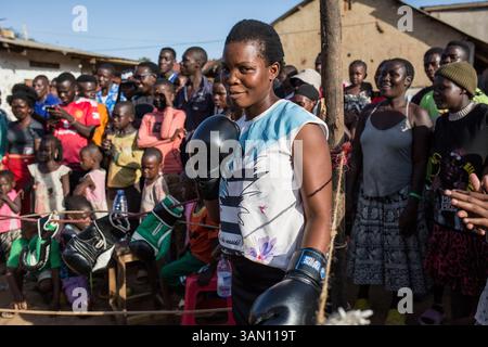 Boxen in Katanga Slum, Kampala, Uganda, Afrika Stockfoto