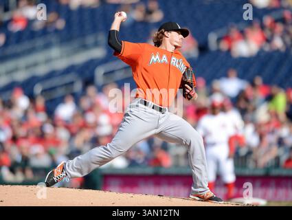 10. April 2014 – Washington, DC, USA – Miami Marlins Starting Pitcher Tom Koehler (34) liefert am Donnerstag, 10. April 2014, im zweiten Inning im Nationals Park in Washington, D.C. gegen die Washington Nationals. (Kreditbild: © Chuck Myers/MCT/ZUMAPRESS.com) Stockfoto
