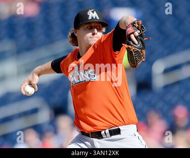 10. April 2014 – Washington, DC, USA – Miami Marlins Starting Pitcher Tom Koehler (34) arbeitet im ersten Inning im Nationals Park in Washington, D.C. am Donnerstag, 10. April 2014 gegen die Washington Nationals. (Kreditbild: © Chuck Myers/MCT/ZUMAPRESS.com) Stockfoto