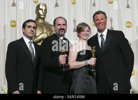 3. März 2006 - Hollywood, CA, USA - Moderatoren Steve Carell (links) und will Ferrell (rechts) posieren mit Howard Berger (zweiter links) und Tami Lane, die für ihre Arbeit an den „The Chronicles of Narnia: The Lion, the Witch and the Gardrobe“ bei den 78. Annual Academy Awards im Kodak Theater in Hollywood, Kalifornien, Sonntag, 5. März 2006, mit einem Oscar ausgezeichnet wurden. (Michael Goulding/Orange County Register/KRT) (Kreditbild: © Michael Goulding/MCT/ZUMAPRESS.com) Stockfoto