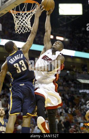 27. März 2006 - Miami, FL, USA - Dwyane Wade von Miami Heats geht am Montag, 27. März 2006, über den Indiana Pacers' Danny Granger in den Basketball, während der Heats 96-91 über die Pacers im AmericanAirlines Center in Miami, Florida. (Patrick Farrell/Miami Herald/KRT) (Kreditbild: © Patrick Farrell/MCT/ZUMAPRESS.com) Stockfoto