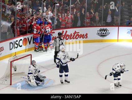 22. April 2014 - Montreal, QC, CAN - Tampa Bay Lightning-Torwart Kristers Gudlevskis (37) bleibt als Verteidiger Victor Hedman (77) unten und Tyler Johnson sieht weiter, als die Montreal Canadiens am Dienstag, den 22. April, das Siegtor von Max Pacioretty in Spiel 4 eines Viertelfinals der Eastern Conference im Bell Centre in Montreal, Kanada, um 19:17 feiern. 2014. mit einem Sieg von 4-3 schloss Montreal die Serie ab. (Kreditbild: © Dirk Shadd/MCT/ZUMAPRESS.com) Stockfoto