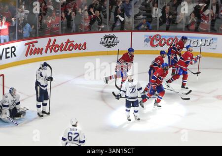22. April 2014 - Montreal, QC, CAN - Tampa Bay Lightning Torwart Kristers Gudlevskis (37) bleibt als Verteidiger Victor Hedman (77), Verteidiger Andrej Sustr (62) und Stürmer Tyler Johnson am Dienstag, 22. April, im vierten Spiel eines Viertelfinals der Eastern Conference im Bell Centre in Montreal, Kanada, nach dem Sieg von Max Pacioretty um 19:17 Uhr 2014. mit einem Sieg von 4-3 schloss Montreal die Serie ab. (Kreditbild: © Dirk Shadd/MCT/ZUMAPRESS.com) Stockfoto