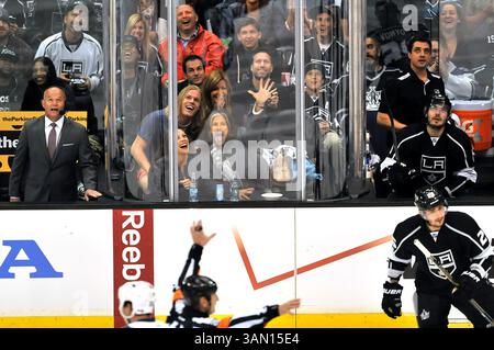April 2014 Los Angeles, CA. Aerosmith Leadsänger Steven Tyler winkt der Menge in der zweiten Phase des NHL Playoff-Spiels 3 zwischen den San Jose Sharks und den Los Angeles Kings im Staples Center in Los Angeles, Kalifornien. Louis Lopez/CSM(Credit Image: © Louis Lopez/Cal Sport Media/ZUMAPRESS.com) Stockfoto