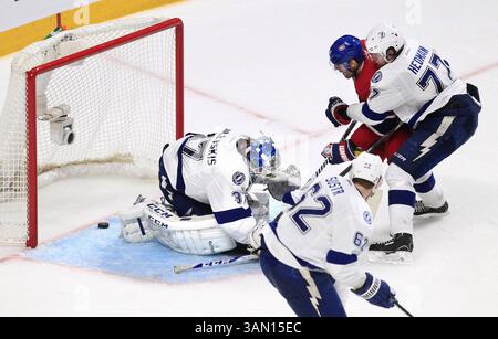 22. April 2014 - Montreal, QC, CAN - Max Pacioretty (67) der Montreal Canadiens erzielt mit 19:17 das spielsiegreiche Power-Play-Tor und besiegt am Dienstag, 22. April den Tampa Bay Lightning-Torwart Kristers Gudlevskis (37) und die Verteidiger Victor Hedman (77) und Andrej Sustr (62) im Viertelfinale der Eastern Conference im Bell Centre in Montreal, Kanada. 2014. mit einem Sieg von 4-3 schloss Montreal die Serie ab. (Kreditbild: © Dirk Shadd/MCT/ZUMAPRESS.com) Stockfoto