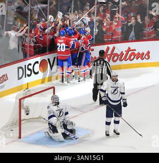 22. April 2014 - Montreal, QC, CAN - Tampa Bay Lightning Torwart Kristers Gudlevskis (37) bleibt unten, als der Verteidiger Victor Hedman (77) zusieht, wie die Montreal Canadiens am Dienstag, 22. April, das Siegertor von Max Pacioretty in Spiel 4 des Viertelfinals der Eastern Conference im Bell Centre in Montreal, Kanada, um 19:17 feiern. 2014. mit einem Sieg von 4-3 schloss Montreal die Serie ab. (Kreditbild: © Dirk Shadd/MCT/ZUMAPRESS.com) Stockfoto