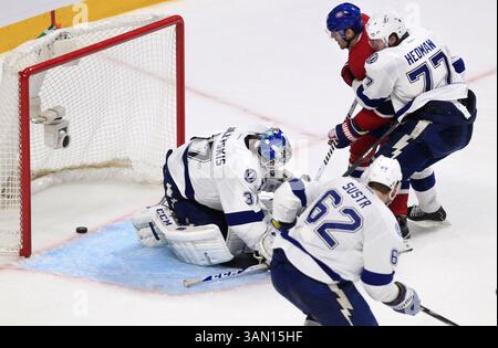 22. April 2014 - Montreal, QC, CAN - Max Pacioretty (67) der Montreal Canadiens erzielt mit 19:17 das spielsiegreiche Power-Play-Tor und besiegt am Dienstag, 22. April den Tampa Bay Lightning-Torwart Kristers Gudlevskis (37) und die Verteidiger Victor Hedman (77) und Andrej Sustr (62) im Viertelfinale der Eastern Conference im Bell Centre in Montreal, Kanada. 2014. mit einem Sieg von 4-3 schloss Montreal die Serie ab. (Kreditbild: © Dirk Shadd/MCT/ZUMAPRESS.com) Stockfoto