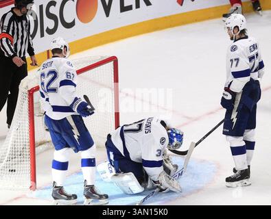 22. April 2014 - Montreal, QC, CAN - Tampa Bay Lightning Torwart Kristers Gudlevskis (37) bleibt unten, als die Verteidiger Victor Hedman (77) und Andrej Sustr (62) am Dienstag, 22. April, im Bell Centre in Montreal, Kanada, das Siegtor der Montreal Canadiens, im vierten Spiel eines Viertelfinales der Eastern Conference, um 19:17 Uhr im Bell Centre in Montreal, Kanada, erzielten. 2014. mit einem Sieg von 4-3 schloss Montreal die Serie ab. (Kreditbild: © Dirk Shadd/MCT/ZUMAPRESS.com) Stockfoto