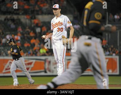1. Mai 2014: Baltimore, MD, USA – mit geladenen Basen sieht Baltimore Orioles Startkrug Chris Tillman (30) nach dem Walking des Pittsburgh Pirates Batter Starling Marte rechts, als Pedro Alvarez der Pirates links zur dritten Base aufbricht und Andrew McCutchen im ersten Inning des zweiten Spiels eines Doppelspiels im Oriole Park at Camden Yards in Baltimore am Donnerstag, 1. Mai 2014 erzielte. (Bild: © Karl Merton Ferron/MCT/ZUMAPRESS.com) Stockfoto