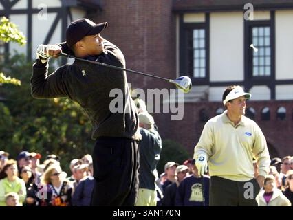 Oktober 31, 2002 - USA - KEINE MAGIE, KEINE VERKÄUFE -- KRT SPORTS STORY SCHLEPPTE: PGA KRT FOTO VON CURTIS COMPTON/ATLANTA JOURNAL-CONSTITUTION (Oktober 31) ATLANTA, GA -- Phil Mickelson, rechts, und die Galerie sehen Tiger Woods Abschläge auf dem ersten Abschlag während der ersten Runde der Tour Championship im East Lake Golf Club in Atlanta, Georgia am Donnerstag, 31. Oktober 2002. (AJC) NC KD BL 2002 (Horiz) (mvw) (Kreditbild: © Atlanta Journal-Constitution/mct/ZUMAPRESS.com) Stockfoto