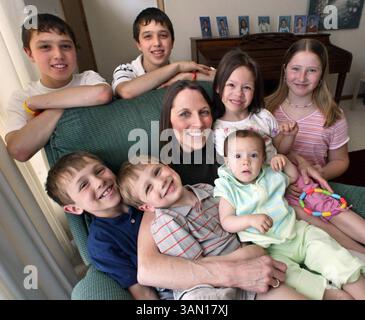 5. Mai 2005 – USA – KRT LIFESTYLE STORY SLUGGED: FAM-HOMEMOMS KRT FOTO VON JOHN DAVIS/ABERDEEN AMERICAN NEWS (21. Juni) Vickie Rohrbach, Zentrum, hat als Mutter von sieben Kindern alle Hände voll zu tun. Um sie herum, im Uhrzeigersinn von oben links, sind: David, 14, Michael, 14, Jessica, 6, Jordan, 11, Joy, 1, Andrew, 3, und Matthew, 9. (Mvw) 2005 (Vielfalt) (Bild: © John Davis/mct/ZUMAPRESS.com) Stockfoto