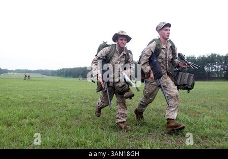 7. Juni 2005 - USA - KEINE MAGIE, KEINE VERKÄUFE -- KRT US NEWS STORY SCHLEPPTE: SCHARFSCHÜTZE KRT FOTO VON MICHAEL TEMCHINE/DALLAS MORNING NEWS (11. Juli) CPL. Micah Huyett, links, und Lance CPL. Jeff Bartlett, laufen vom 900-Yard-Schießplatz zum 1000-Yard-Schießplatz auf Schießstand 4 während des Trainings an der Marine Corps Sniper School in Quantico, Virginia. (Mvw) 2005 (Bild: © Michael Temchine/mct/ZUMAPRESS.com) Stockfoto