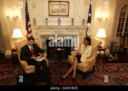 3. Juni 2005 - USA - KRT US NEWS STAND ALONE PHOTO SLUGGED: RICE KRT FOTO VON CHUCK KENNEDY/KRT (17. Juni) Außenministerin Condoleezza Rice während eines Interviews im Außenministerium in Washington D.C., 3. Juni 2005. (lde) 2005. (Kreditbild: © PHOTOGNOSOURCE/mct/ZUMAPRESS.com) Stockfoto