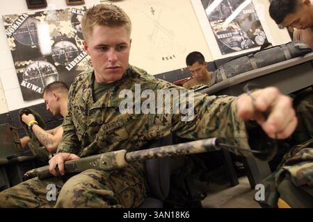 7. Juni 2005 - USA - KEINE MAGIE, KEIN VERKAUF -- KRT US NEWS STORY SCHLEPPTE: SCHARFSCHÜTZE KRT FOTO VON MICHAEL TEMCHINE/DALLAS MORNING NEWS (11. Juli) CPL. John Stalvey reinigt das Fass seines Gewehrs nach der Zielübung an der Marine Corps Sniper School in der Marine Corps Base Quantico, Virginia. (Mvw) 2005 (Bild: © Michael Temchine/mct/ZUMAPRESS.com) Stockfoto