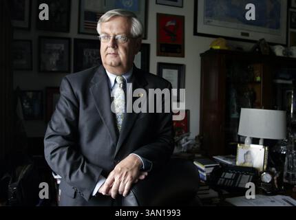 15. Juni 2005 - USA - KRT US NEWS STAND ALONE FOTO SCHLEPPEND: WHELDON KRT FOTO VON ANDREW COUNCILL/KRT (Juni 30) Abgeordneter Curt Weldon in seinem Büro, 15. Juni 2005, in Washington, D.C. (lde) 2005 (Credit Image: © Andrew Councill/mct/ZUMAPRESS.com) Stockfoto