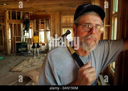 Juni 17, 2005 - USA - KRT US-NEWS STORY SLUGGED: BTKKILLINGS KRT FOTO VON DAVID EULITT/KANSAS CITY STAR (13. Juli) Roger Wilkins, ein Superintendent bei Leftwich Homes, Inc., hat sich im September 2003 mit dem West-Nil-Virus infiziert. Er verbrachte einen Monat im Krankenhaus zur Behandlung des Virus. Es fällt ihm jetzt schwer, nach seinem Kampf mit der Krankheit einen Nagel zu schlagen. (Mvw) 2005 (Bild: © David Eulitt/mct/ZUMAPRESS.com) Stockfoto