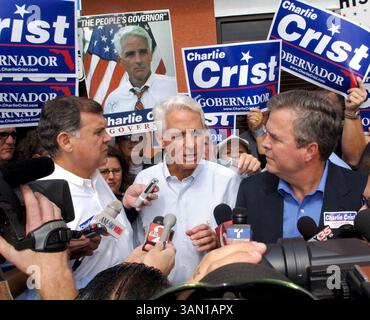 3. November 2006 – der republikanische Gouverneur Charlie Crist spricht mit Reportern mit US-Senator Mel Martinez (links) und Florida-Gouverneur Jeb Bush (rechts) während eines Wahlkampfs in Orlando, Florida, Freitag, 3. November 2006. (Joe Burbank/Orlando Sentinel/MCT) (Kreditbild: © Joe Burbank/mct/ZUMAPRESS.com) Stockfoto