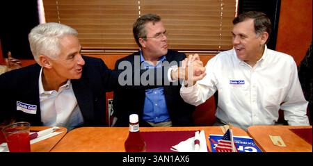 3. November 2006 – US-amerikanischer Kandidat für das republikanische Gouverneur Charlie Crist begrüßt US-Senator Mel Martinez (rechts) mit Florida-Gouverneur Jeb Bush (Mitte) während eines Wahlkampfs in Orlando, Florida, Freitag, 3. November 2006. (Joe Burbank/Orlando Sentinel/MCT) (Kreditbild: © Joe Burbank/mct/ZUMAPRESS.com) Stockfoto