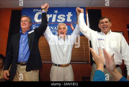 3. November 2006 – US-Senator Mel Martinez (rechts) und Gouverneur Jeb Bush von Florida unterstützen Charlie Crist während eines Wahlkampfes in Orlando, Florida, am Freitag, den 3. November 2006. (Joe Burbank/Orlando Sentinel/MCT) (Kreditbild: © Joe Burbank/mct/ZUMAPRESS.com) Stockfoto