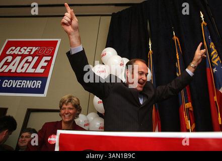 8. November 2006 – USA – Casey Cagle, republikanischer Kandidat für den Vizegouverneur von Georgia, schreibt Geschichte, als er am Dienstag, 7. November, die Bühne seiner Partei einnimmt, um mit seiner Frau Nita den Sieg im Westin Buckhead Hotel in Atlanta, Georgia, zu erklären. 2006. Cagle ist der erste Tepublican in der Geschichte des Bundesstaates, der zum Lt. gewählt wurde. regler. (Curtis Compton/Atlanta Journal-Constitution/MCT) (Kreditbild: © Curtis Compton/mct/ZUMAPRESS.com) Stockfoto