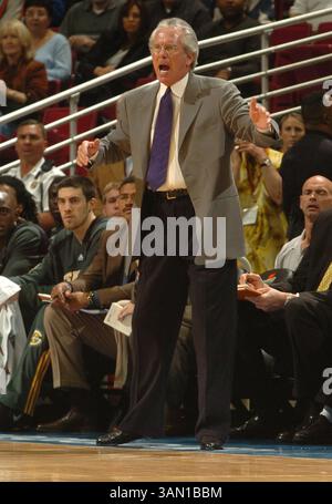 8. November 2006 – US-amerikanischer Cheftrainer Bob Hill schreit während des Spiels der Sonics gegen die Orlando Magic im TD Waterhouse Centre in Orlando, Florida, Mittwoch, 8. November 2006. (Stephen M. Dowell/Orlando Sentinel/MCT) (Kreditbild: © Stephen M. Dowell/mct/ZUMAPRESS.com) Stockfoto