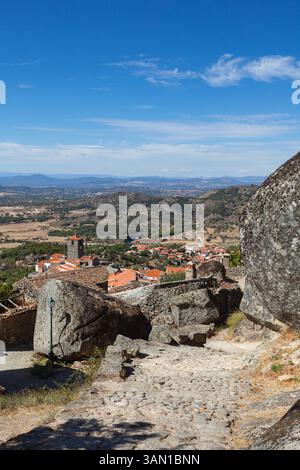 Das historische und einzigartige Dorf Monsanto, berühmt für seine Granithäuser, liegt auf einem Hügel im Bezirk Castelo Branco. Stockfoto
