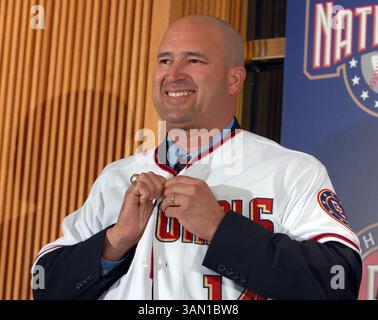 14. November 2006 – USA – Manny Acta wird am Dienstag, den 14. November 2006 in Washington, DC, als neuer Manager der Washington Nationals bekannt gegeben (George Bridges/MCT) (Bild: © George Bridges/mct/ZUMAPRESS.com) Stockfoto
