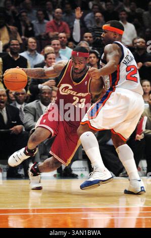 13. November 2006: Die Cleveland Cavaliers' Lebron James (23) fährt im vierten Quartal auf Quentin Richardson von den New York Knicks. Die Cavaliers besiegten die Knicks zwischen 102 und 96 im Madison Square Garden in New York am Montag, den 13. November 2006. (J. Conrad Williams Jr./Newsday/MCT) (Kreditbild: © J. Conrad Williams Jr/mct/ZUMAPRESS.com) Stockfoto