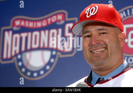 14. November 2006 – USA – Manny Acta wird am Dienstag, den 14. November 2006 in Washington, DC, als neuer Manager der Washington Nationals bekannt gegeben (George Bridges/MCT) (Bild: © George Bridges/mct/ZUMAPRESS.com) Stockfoto