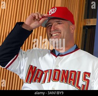 14. November 2006 – USA – Manny Acta wird am Dienstag, den 14. November 2006 in Washington, DC, als neuer Manager der Washington Nationals bekannt gegeben (George Bridges/MCT) (Bild: © George Bridges/mct/ZUMAPRESS.com) Stockfoto