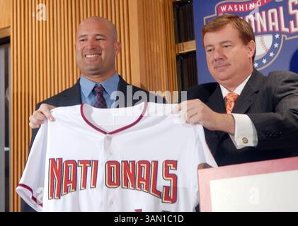 14. November 2006 – USA – Manny Acta, links, wird am Dienstag, den 14. November 2006, in Washington, DC, als neuer Manager der Washington Nationals bekannt gegeben. (George Bridges/MCT) (Bild: © George Bridges/mct/ZUMAPRESS.com) Stockfoto